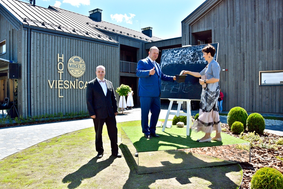Arnis Vējš, SIA «Uzvara-lauks» vadītājs (centrā), kopā ar saimnieci Kristīni Jakušku veic pēdējos darbus pirms viesnīcas atklāšanas. Līdzās atpūtas kompleksa «Miķelis» direktors Jānis Strazdiņš.
Autors: Ivars Bogdanovs