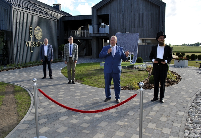 SIA «Uzvara-lauks» valdes priekšsēdētājs Arnis Vējš (centrā): «Laipni lūgti viesnīcā «Miķelis»!»
Autors: Vilnis Auzāns