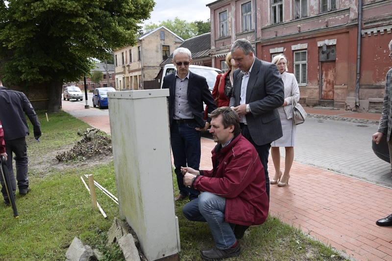 Akciju sabiedrības «Sadales tīkls» ekspluatācijas daļas Bauskas nodaļas vadītājs Gundars Krūmiņš kopā ar novada domes priekšsēdētāja vietnieku Voldemāru Čaču un pašvaldības izpilddirektoru Jāni Kalniku spriež, kā pelēko elektrības sadales skapi «neitralizēt», lai tas nebojātu piemiņas vietas koptēlu.
Autors: Ivars Bogdanovs