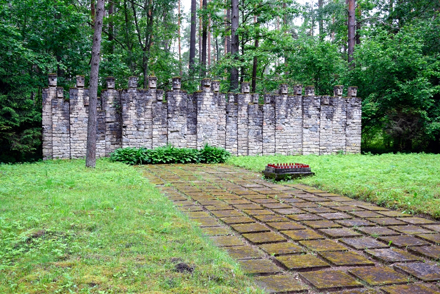 Piemiņas memoriāls ebrejiem Likvertenu silā nav zālēs ieaudzis un pamests. Par tā sakopšanu regulāri gādā Vecsaules pagasta pārvalde.
Autors: Ivars Bogdanovs