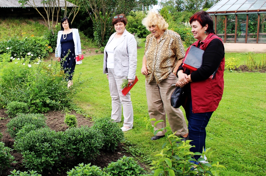 Sakoptāko sētu vērtēšanas komisija «Lakstīgalu» mājās pagājušajā vasarā.
Autors: no «Bauskas Dzīves» arhīva.