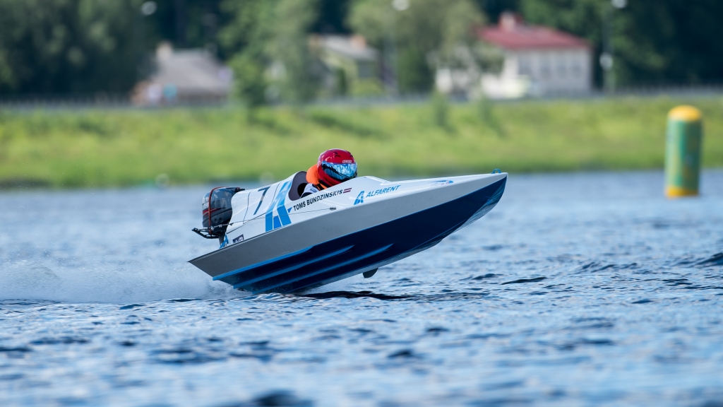 Toms Bundzinskis traucas pa ūdeni.
Autors: No albuma.