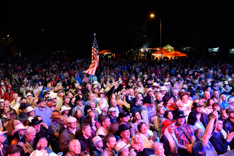 Apmeklētāji piepildīja estrādi un deju placi no vēlas pēcpusdienas līdz pat nakts melnumam.
Autors: Ivars Bogdanovs