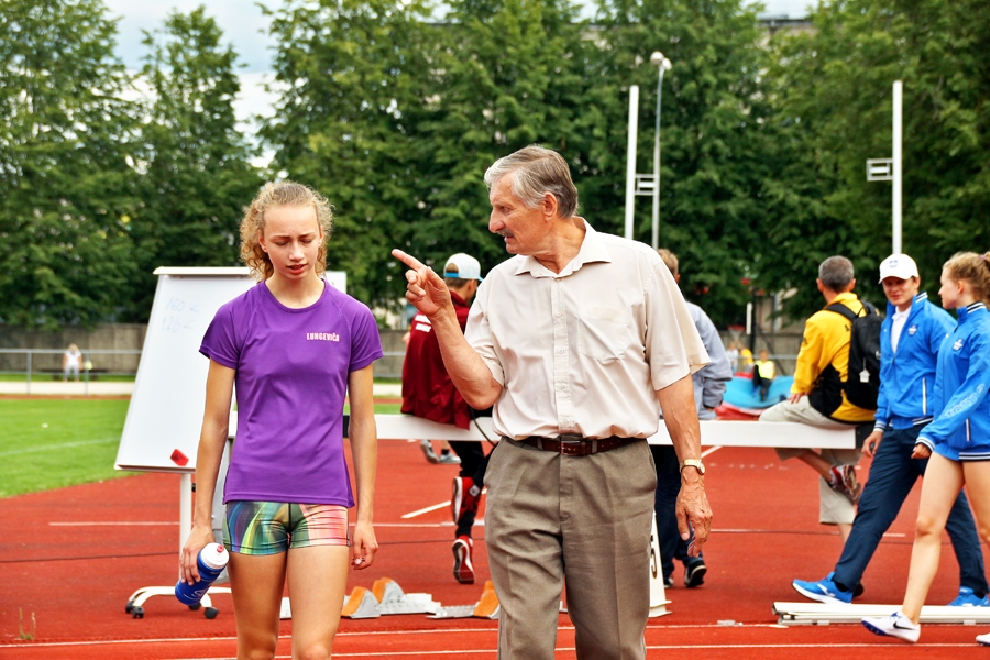 Madaras Lungevičas tikko izcīnītā sudraba medaļa Latvijas Jaunatnes olimpiādē iepriecināja vectēvu Pēteri Lungeviču, bet sirmajam trenerim vienalga atradās, ko kritizēt aizvadītajā 400 metru barjerskrējienā.
Uldis Varnevičs
Autors: Uldis Varnevičs