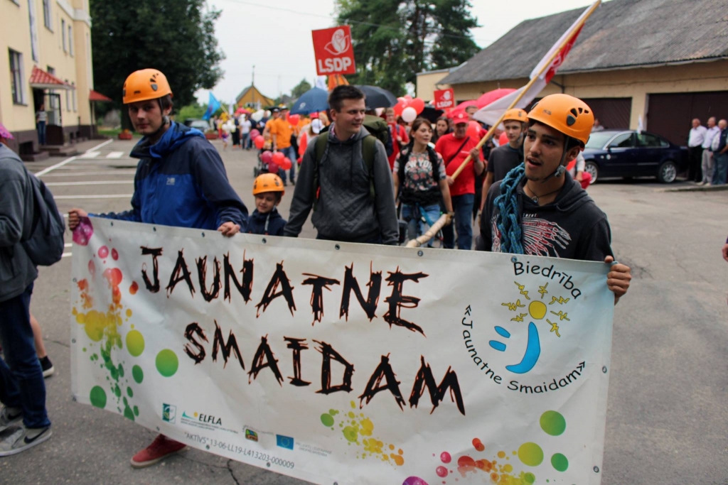 Biedrības un dažādu valstu jaunieši pie draugiem Lietuvā kādā no iepriekšējām brīvprātīgo vasarām.
Autors: no www.jaunatnesmaidam.lv arhīva