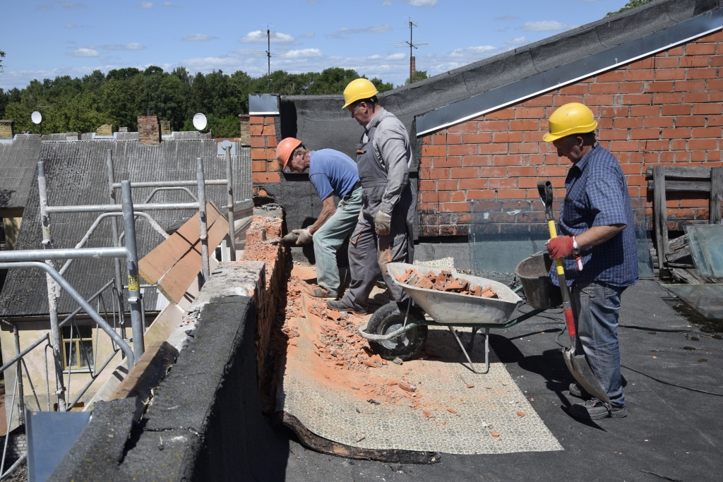Bauskas pamatskolai tiks veikta jaunā korpusa ārsienu siltināšana un apdare, mainīs jumta segumu, veicot siltināšanu. Remontēs ēkas pamatus, atjaunos inženiertīklus, pievadot skolai silto ūdeni. Līdzās šiem mazāk redzamajiem darbiem jaunu veidolu iegūs ieeja. Izbūvēs ieejas bloku ar modernu vējtveri, fasādē novietos skolas logo.
Autors: Ivars Bogdanovs