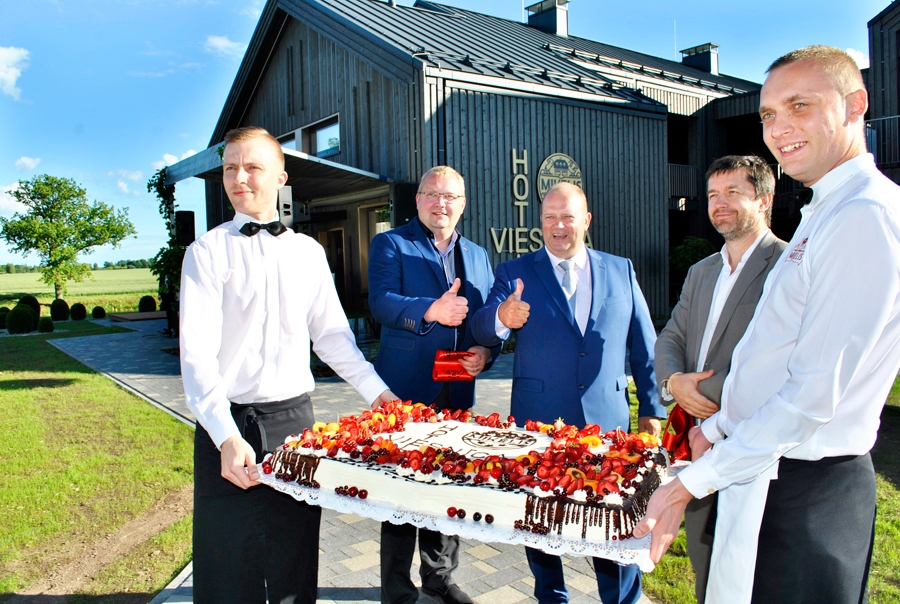 Sarkanā lente pārgriezta, būvfirmas «Benson Industry» vadītājs Dainis Bensons (no kreisās), SIA «Uzvara-lauks» valdes priekšsēdētājs Arnis Vējš un SIA «Projektēšanas birojs «A.I.D.E.»» arhitekts Jānis Rinkevičs viesus aicina cienāties ar torti.
Autors: Vilnis Auzāns