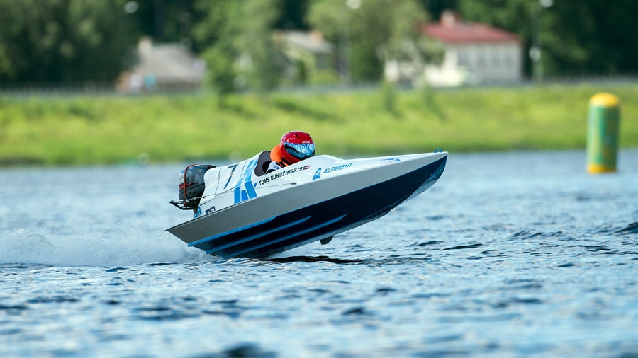 Toms Bundzinskis traucas pa ūdeni.
Autors: no komandas «Mēmeles sports» albuma