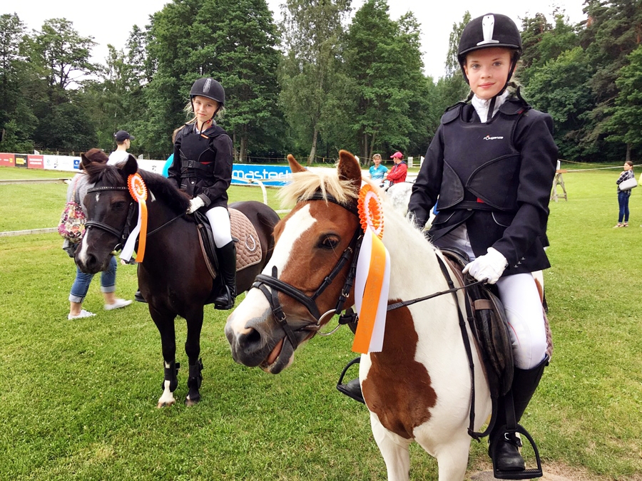 Apbalvojumus saņēma Alise Niedre (no kreisās) un Nikola Marčenkova.
Autors: no memelesjsk.wordpress.com