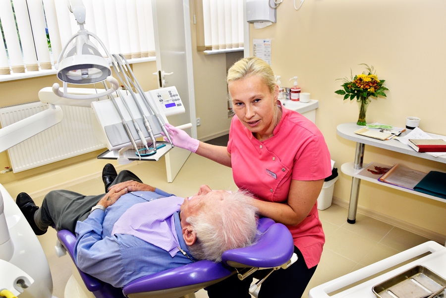 Zobārste Ieva Bērziņa pacientus mēģina arī motivēt, ka viss nav jāpaveic vienā reizē. Tiem, kuriem zobu trūkst, viņa piedāvā sakārtot vismaz vienā pusē, pēc tam sakrāt naudu un zobus salikt otrā pusē.
Autors: Ivars Bogdanovs