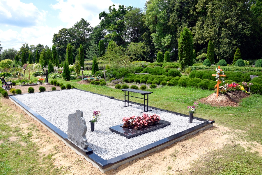 Rundāles pagasta Sudmalu jaunajos kapos cilvēki jau aizņēmuši kapavietas. Dažas labiekārtotas ļoti moderni un gaumīgi.
Autors: Ivars Bogdanovs