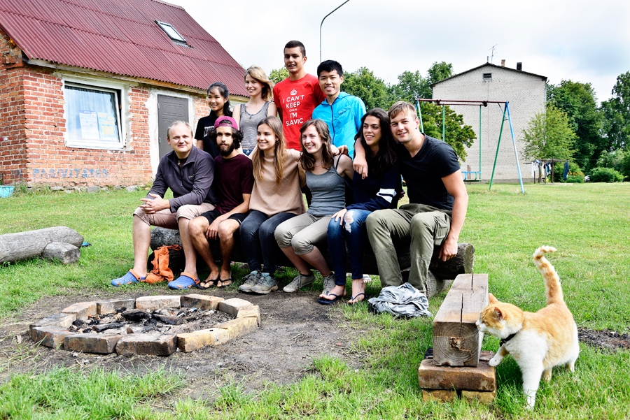 Dažādu valstu jaunieši, kuri piedalās pirts tradīciju izzināšanas projektā Bārbelē.
Autors: Ivars Bogdanovs