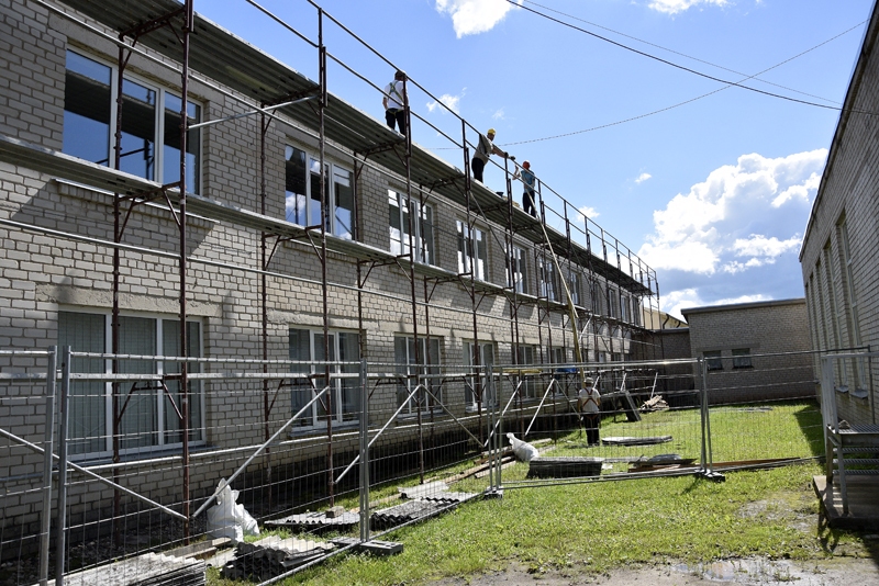 Pilnvērtīgi jumta maiņu Valles vidusskolā varēja veikt piektdien, 14. jūlijā, kad beidzās lietainais laiks.
Autors: Ivars Bogdanovs