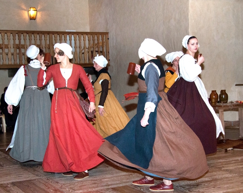 Seno deju grupas «Galms» dalībnieki programmā «Festa vita».
Autors: No arhīva.