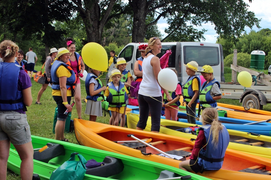 Mēmeles – Nemunelis svētku dalībnieki gatavojas fotoorientēšanās braucienam pa Mēmeli.
Autors: Ieva Pankrate