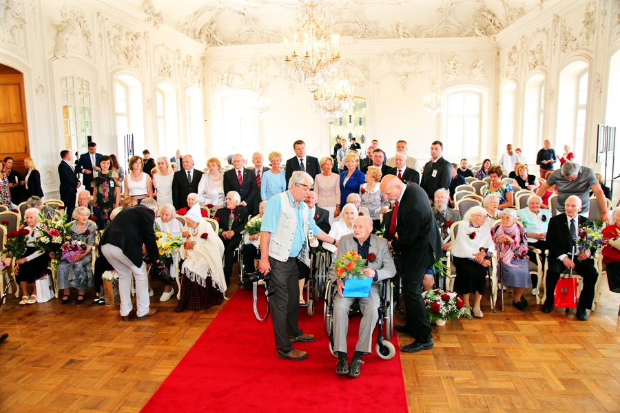 Salidojuma dalībnieki Rundāles pils Baltajā zālē.
Autors: Ingrīda Punka