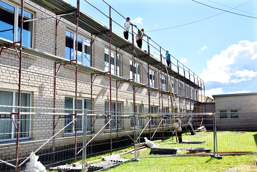 Pilnvērtīgi jumta maiņu Valles vidusskolā varēja veikt piektdien, 14. jūlijā, kad beidzās lietainais laiks.
Autors: Ivars Bogdanovs