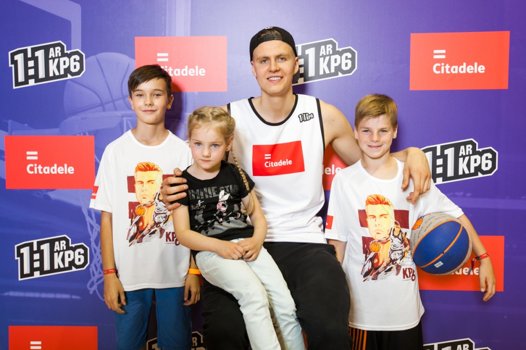 Bauskas Bērnu un jauniešu sporta skolas audzēkņi Sandris Rudzroga, Elizabete Simsone un Aleks Simsons kopā ar Kristapu Porziņģi.
Autors: Publicitātes foto.