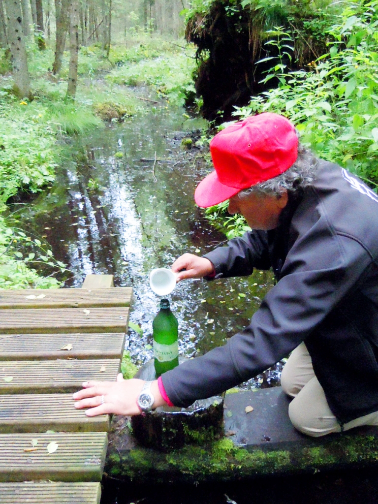 No Ellītes avota, kur sākas Iecavas upe, Ivars Šmits pasmēlās ūdeni.
Autors: no Ivara Šmita albuma