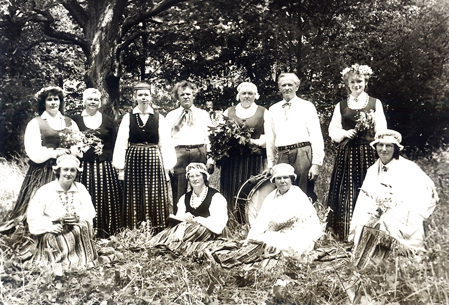 Bauskas rajona kolhoza «Vecsaule» folkloras ansamblis.
Autors: no kopas «Vecsaule» albuma