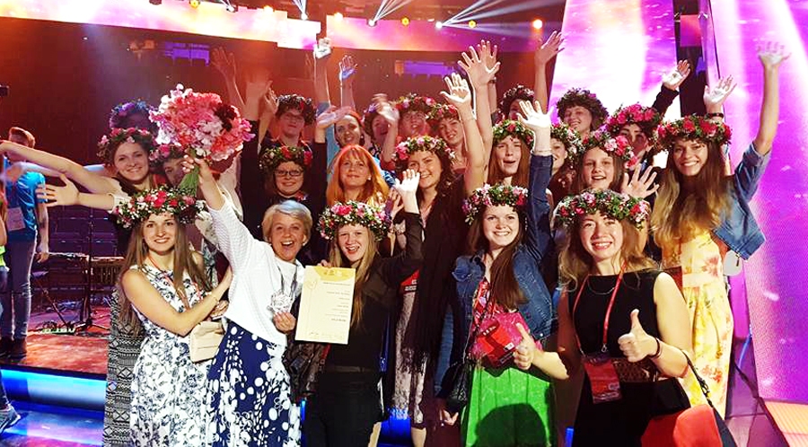 Liene Batņa (otrā no kreisās) un viņas «Via Stella» jauniešu grupa Nāciju «Grand Prix» konkursā Rīgā ieguvusi zelta medaļu.
Autors: no vecumnieki.lv.