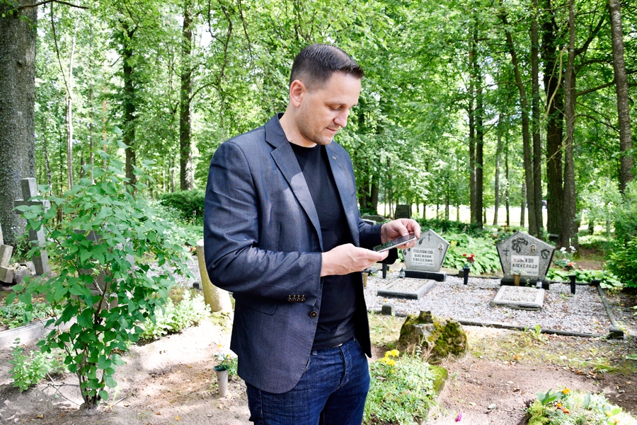 Miks Blate stāsta, ka mājaslapa palīdz uz kapiem nokļūt ar «Waze» navigācijas programmu, turklāt plāns ir apskatāms arī viedtālrunī un planšetē.
Autors: Ivars Bogdanovs