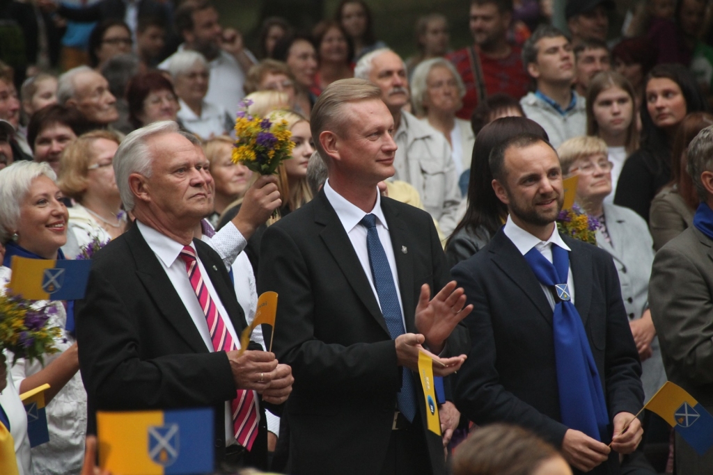 Iecavas novada bijusī un esošā vadība – Jānis Pelsis (no kreisās), Aivars Mačeks un Juris Ludriķis – svētku atklāšanas koncertā.
Autors: Uldis Varnevičs