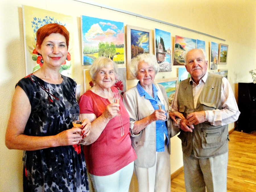 Anna Grise-Grundmane (otrā no kreisās) trīs gadus krājusi gleznas jubilejas izstādei. To atklājot, kopā ar autori ir kurmeniešu kultūras dzīves jundītāja Sarmīte Ķīse (pirmā no kreisās), autores mīļi draugi Aina Konstantīna un Uldis Zirnītis.
Autors: Mārīte Ozoliņa