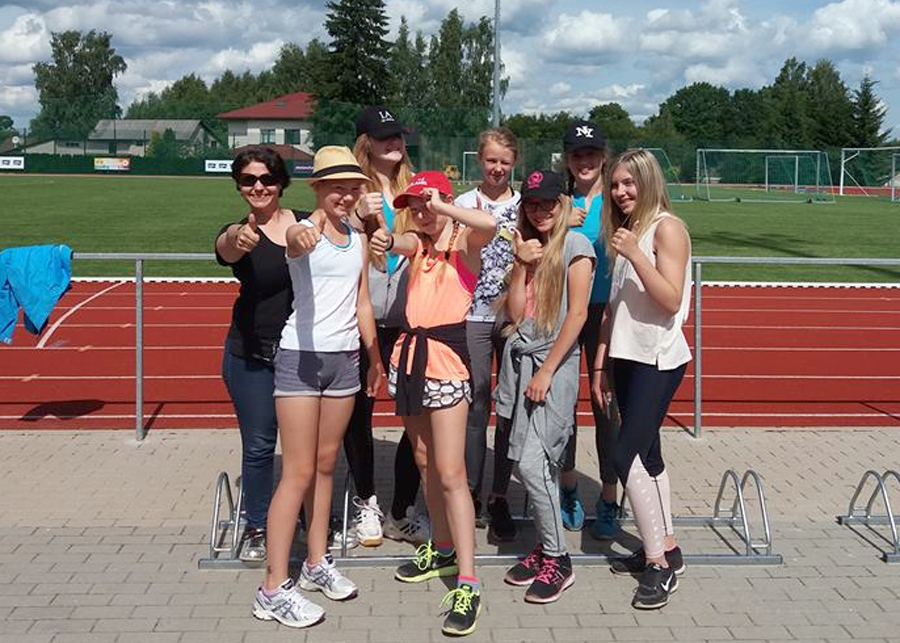 Nometnes dalībnieki nodarbībā Iecavas stadionā.
Autors: no kluba «Drostalas» albuma.