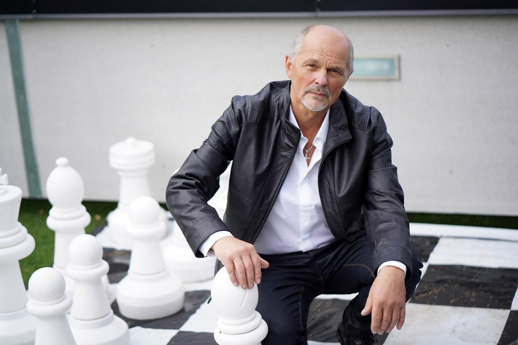 Rundāles novada Mazmežotnes muižā notiks dziedātāja Adriana Kukuvasa jubilejas koncerts.
Autors: Publicitātes foto.