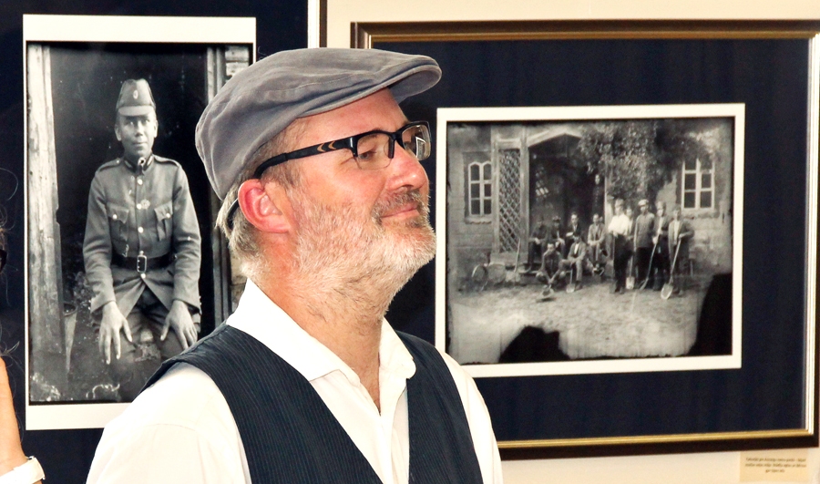 Kaspars Beitiņš pie pirmās bildes, ko pamanījis negatīvu kastē.
Autors: Uldis Varnevičs