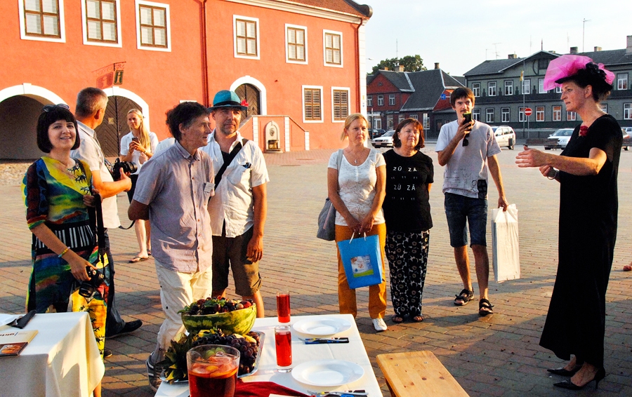 2015. gads. Indra Liepa (no labās) un plenēristi Bauskas Rātslaukumā gatavojas noslēguma ballītei.
Autors: no «Bauskas Dzīves» arhīva