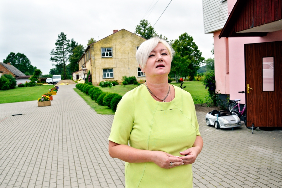 Aelita Naumane gandarīta par Pamūšas speciālās internātpamatskolas sakoptajām ēkām un teritoriju.
Autors: Ivars Bogdanovs