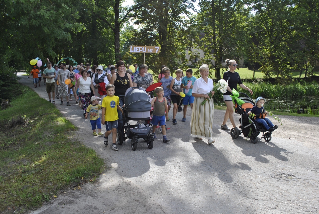 Gājiens svētku ievadā noritēja ar jautru sasaukšanos brīvi līksmā noskaņā.
Autors: Antra Ērgle
