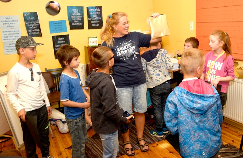 Agnese Čakša, nometnes vadītāja (centrā), domu apmaiņā iesaista auditoriju.
Autors: Ivars Bogdanovs