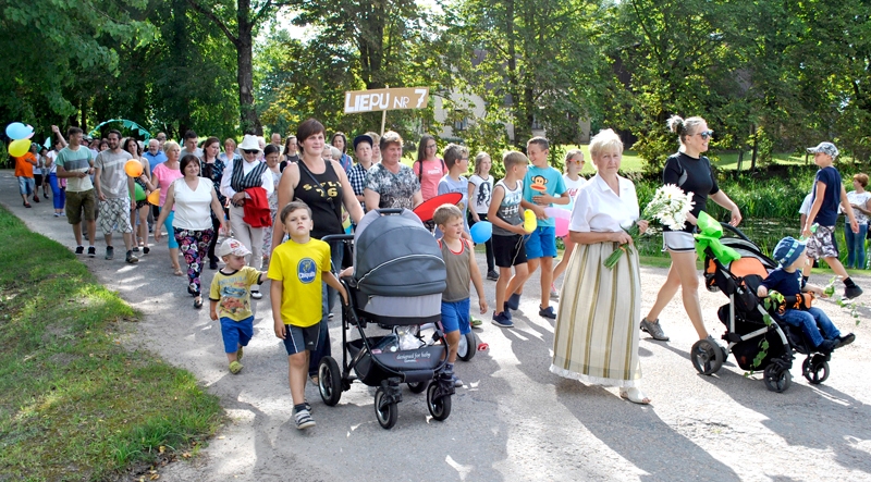 Gājiens svētku ievadā noritēja ar jautru sasaukšanos brīvi līksmā noskaņā.
Autors: Antra Ērgle