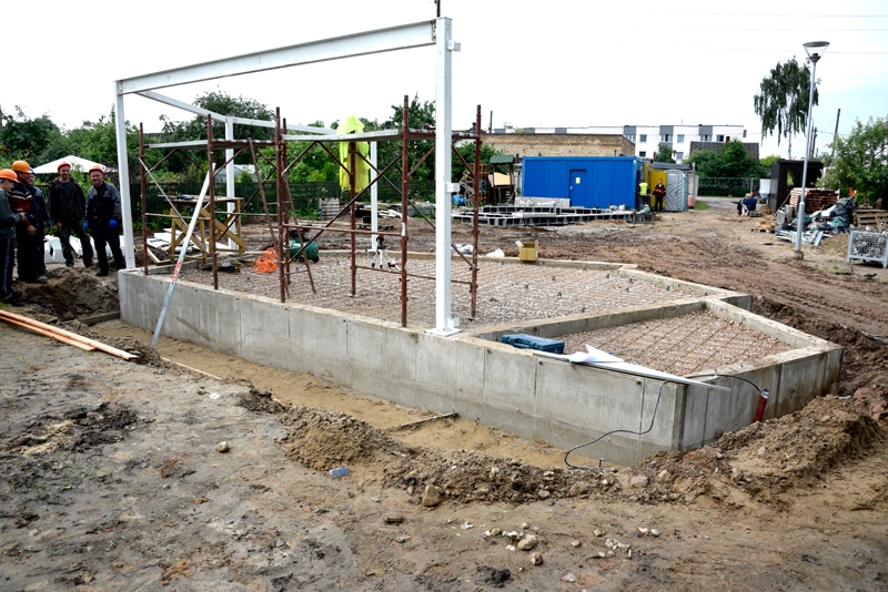 Bērnudārza «Cālītis» teritorijā turpinās rotaļu māju būvniecība, bet lielākā daļa darbu ar inženiertīkliem pabeigti.
Autors: Ivars Bogdanovs