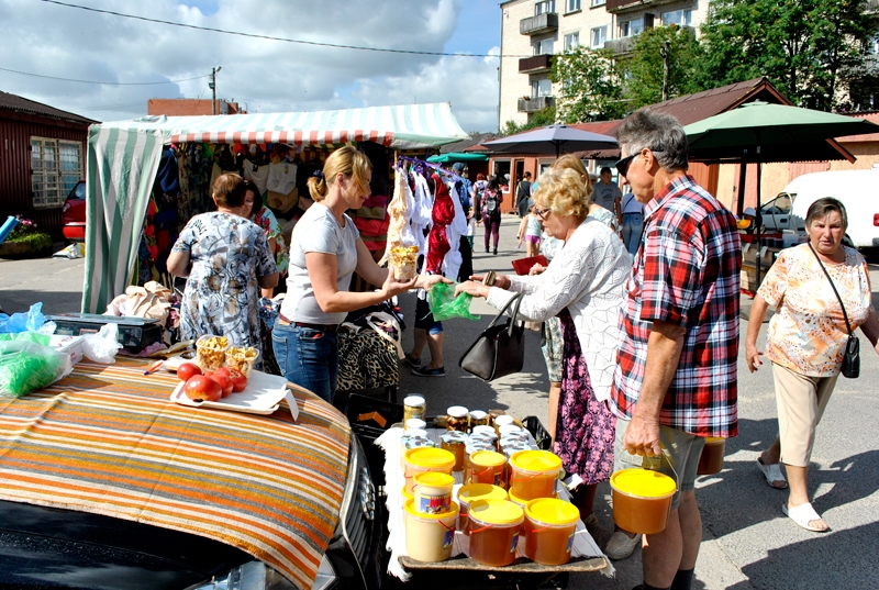 Zita Smalganoviča no Kurmenes iecavniekiem piedāvāja gan pašas dārza, gan meža veltes.
Autors: Māris Krūmiņš
