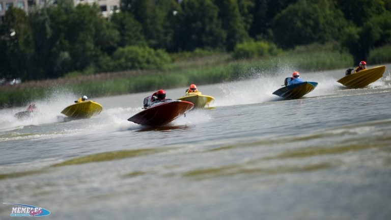 Sacensību dalībnieki traucas pa Harku ezeru.
Autors: No albuma.