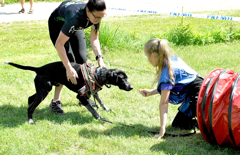 Carnikavas kluba dalībnieces pirms sacīkstēm ierādīja jauniņajam skrējējam Fredim, kā šķērsojams tunelis.
Autors: Antra Ērgle