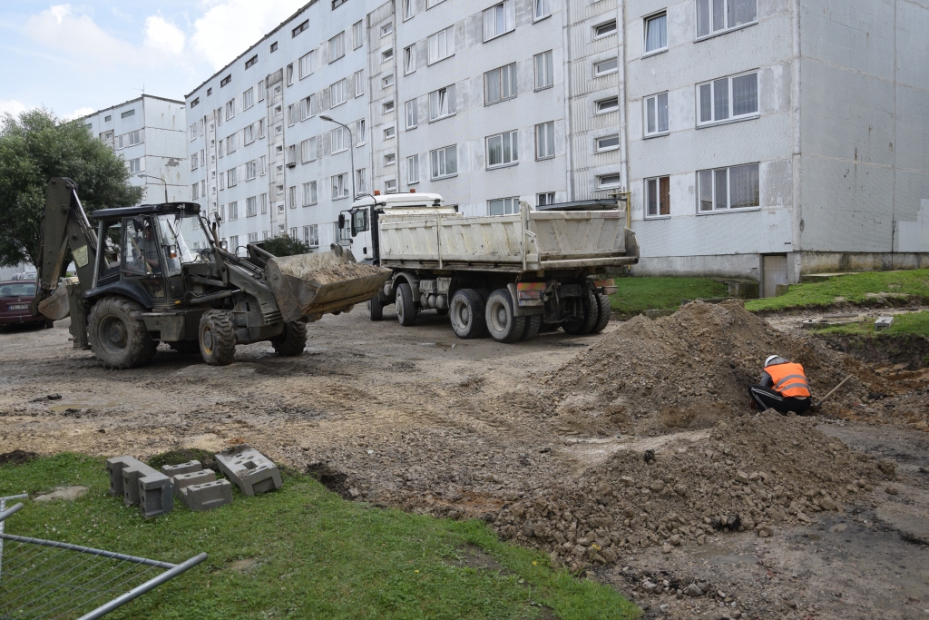 Salātu un Vītolu ielas namu iekšpagalmos sākušies labiekārtošanas darbi.
Autors: Ivars Bogdanovs