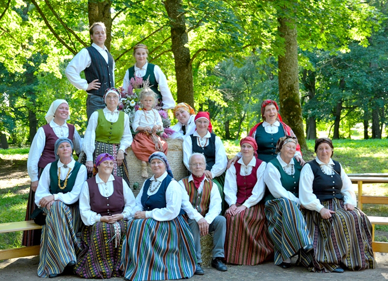 Folkloras kopa «Vecsaule» īpaši labi jūtas savās mājās – senajā parkā.
Autors: Andris Štāls