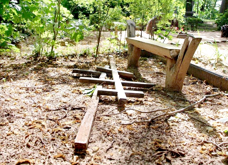 Pilsrundālē izdemolē kapus.
Autors: no rundale.lv.