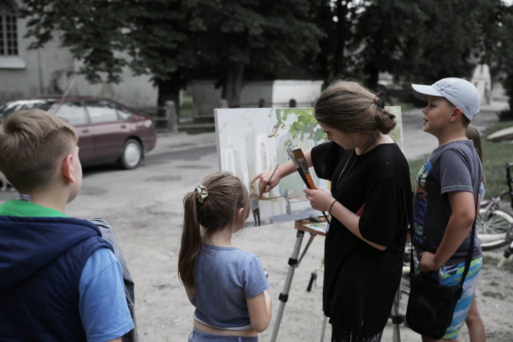 Bērni ielenca gleznotājas Neonillas Medvedevas molbertu.
Autors: Rūta Krolle-Knese