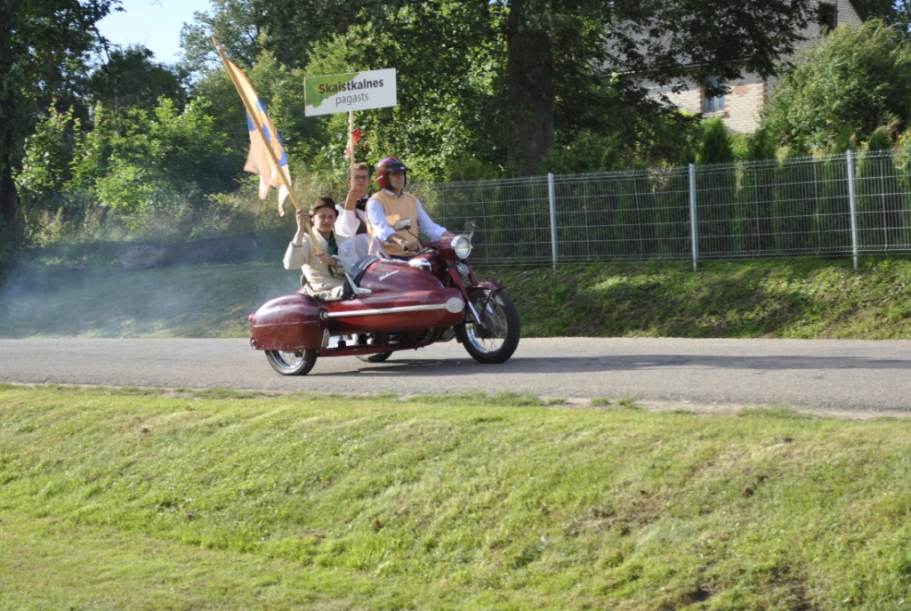 Gājiena priekšgalā Skaistkalnes karogs un ģerbonis.
Autors: Antra Ērgle