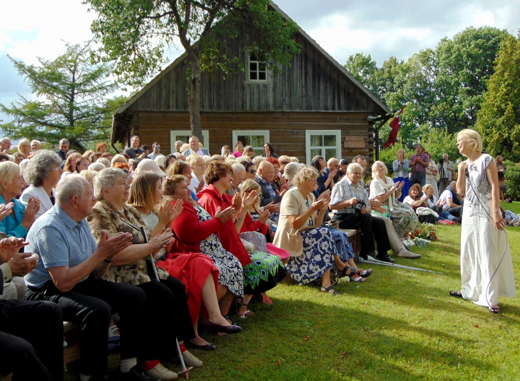 Nacionālā teātra aktrise Dita Lūriņa-Egliena priecē klausītājus sava koncertā Vallē.
Autors: Vilnis Auzāns