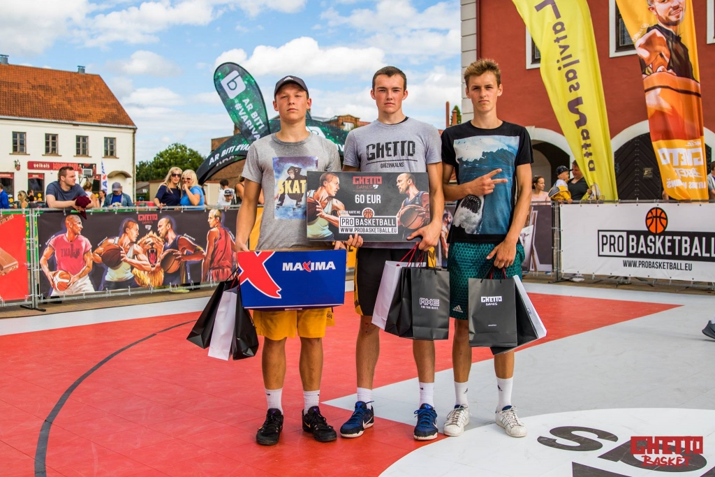 U16 vecuma grupā otrajā vietā palika baušķenieki (no kreisās) Toms Červinskis, Reinis Solzemnieks un rīdzinieks Artis Jasāns.
Autors: Nauris Veiss