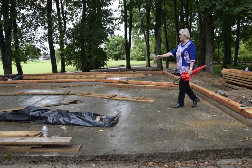 Ērika Našeniece, pagasta vadītāja, gandarīta par svinību vietas sakopšanu.
Autors: Ivars Bogdanovs