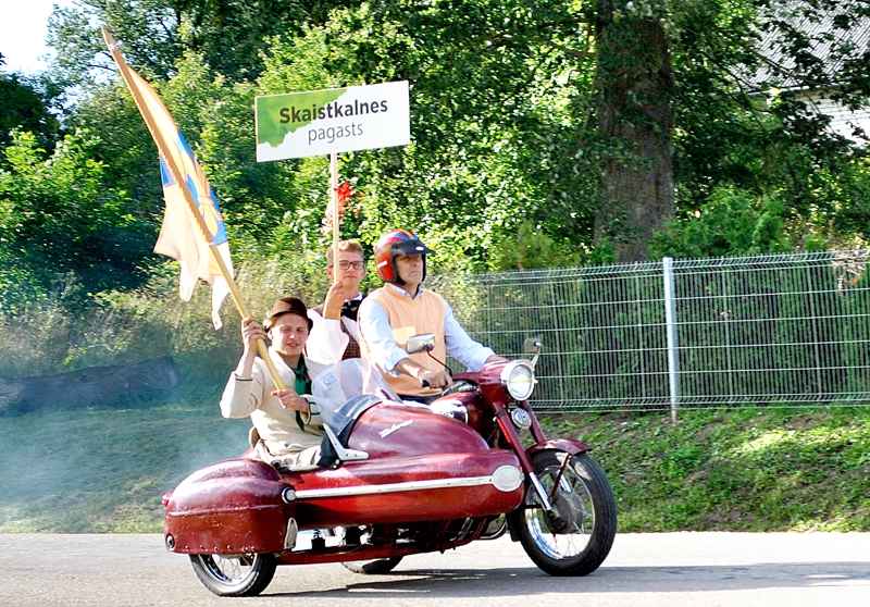 Gājiena priekšgalā Skaistkalnes karogs.
Autors: Antra Ērgle