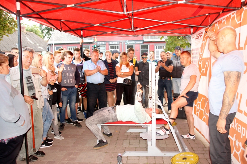 Viesturs Švikulis pie svaru stieņa ķērās, kad jau bija sasniegts rekords, nostiprinot iespaidīgo rezultātu.
Autors: Uldis Varnevičs